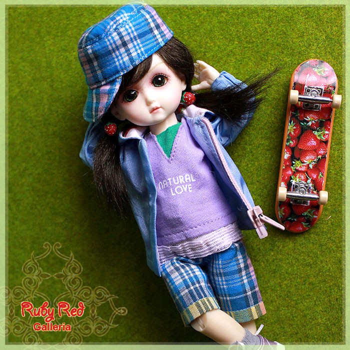 8'' StrawBerina, Skater-Girl (GA0003A)