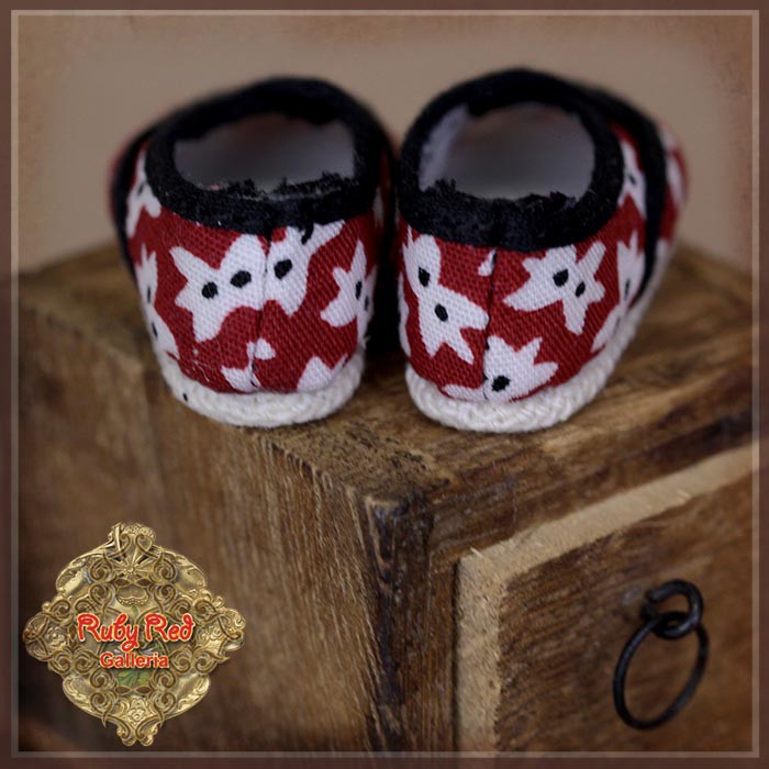 Red with White Printed Flowers Shoes for 8" Dolls (HH0060A)